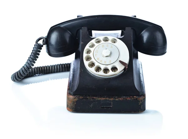 Starý černý telefon izolovaných na bílém. — Stock fotografie