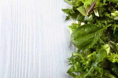 Taze yeşil salata ile ıspanak, roka ve marul 