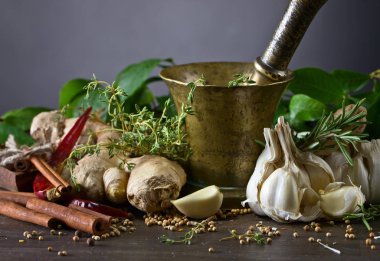 Farklı otlar ve baharatlar ahşap bir masa üzerinde . 