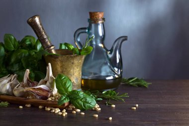 Ahşap bir masaya pesto yapmak için malzemeler .