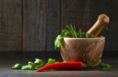 Eski ahşap bir masa üzerinde farklı otlar .