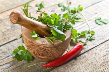 Eski ahşap bir masa üzerinde farklı otlar .