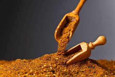 Tahta kaşık ile farklı baharat karışımı