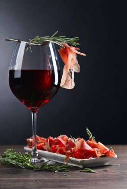  Prosciutto biberiye ve kırmızı şarap ile