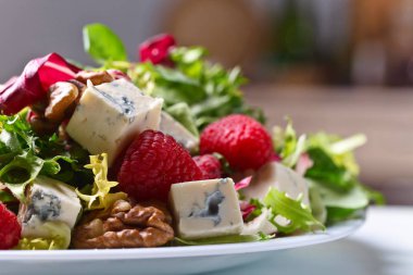 Mavi peynir, ahududu ve fındık ile yeşil salata