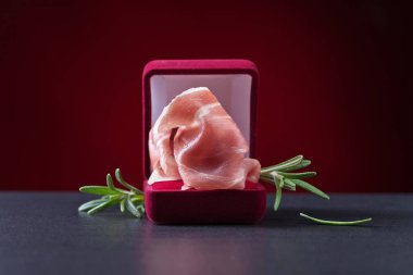 Prosciutto rosemary ile.