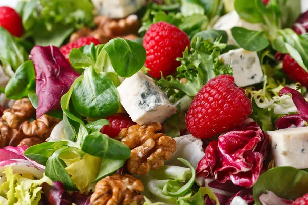 Mavi peynir, ahududu ve fındık ile yeşil salata — Stok fotoğraf