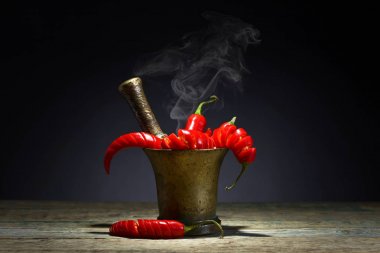 Eski bakır harç içinde kırmızı biber biber.