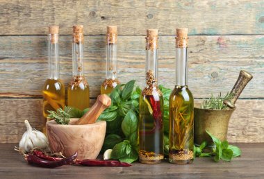 Zeytin yağı ile farklı baharatlar .