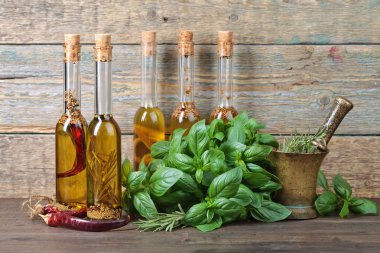 Zeytin yağı ile farklı baharatlar .