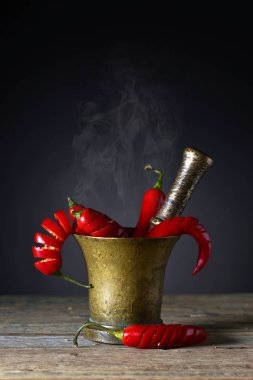 Eski bakır harç içinde kırmızı biber biber.