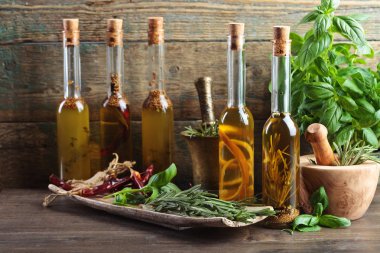 Zeytin yağı ile farklı baharatlar .