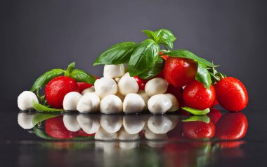 Mozzarella peyniri, domates ve yeşil fesleğen.