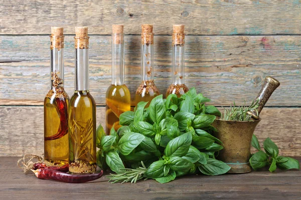 Zeytin yağı ile farklı baharatlar .