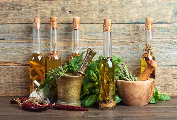 Zeytin yağı ile farklı baharatlar .