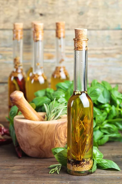 Zeytin yağı ile farklı baharatlar .