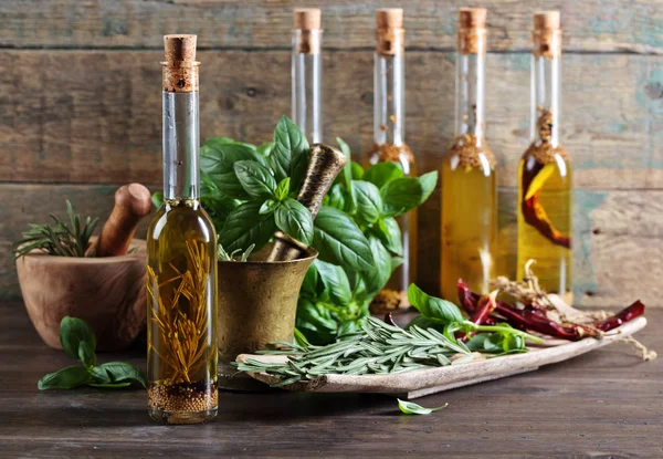 Olivový olej s různých koření . — Stock fotografie