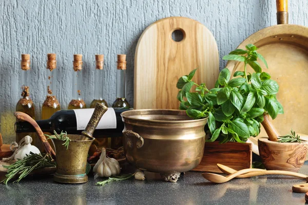 Vintage kuchyňské potřeby s lahví olivového oleje. — Stock fotografie