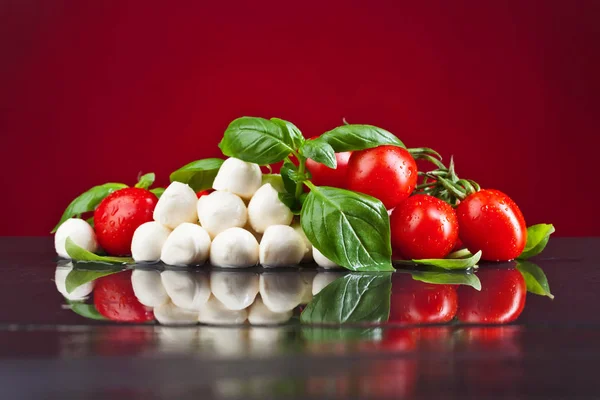 Mozzarella med tomater och grön basilika. — Stockfoto