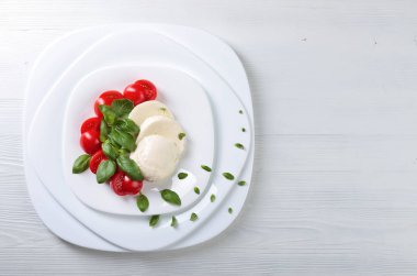 Domates ve yeşil Fesleğenli mozzarella.