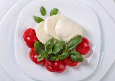 Domates ve yeşil Fesleğenli mozzarella.