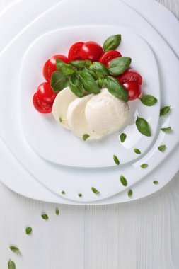 Domates ve yeşil Fesleğenli mozzarella.