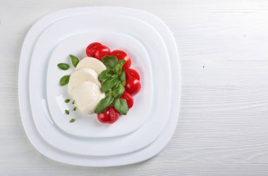 Domates ve yeşil Fesleğenli mozzarella.