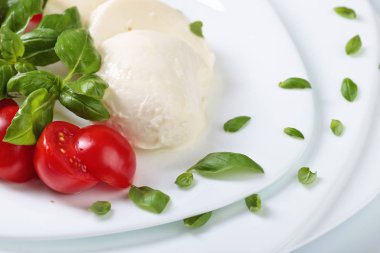 Domates ve yeşil Fesleğenli mozzarella.