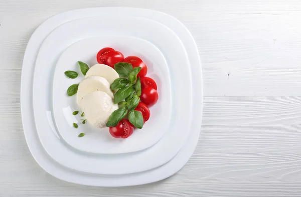 Mozzarella con pomodoro e basilico verde . — Foto Stock