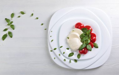 Domates ve yeşil Fesleğenli mozzarella.