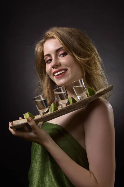 Блондинка в стаканах текилы  . — стоковое фото