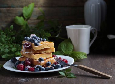 Ahududu ve böğürtlenli gözleme 