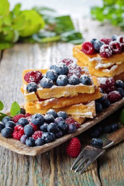 Ahududu ve böğürtlenli gözleme 