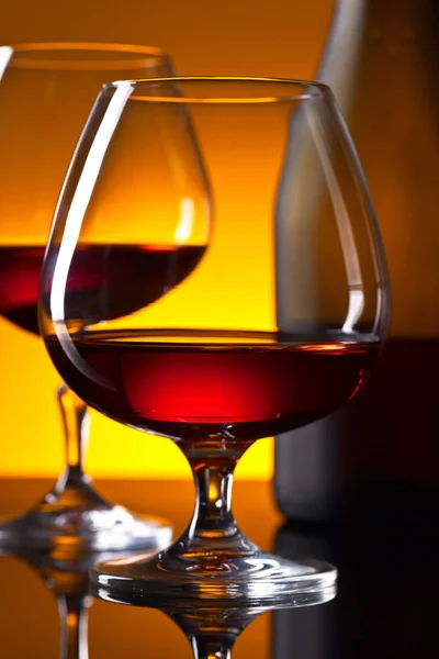 Bicchieri di brandy sullo sfondo riflettente — Foto Stock