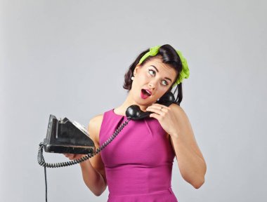 PIN tarzında vintage telefon ile güzel kadın.