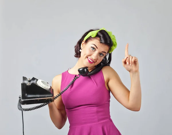 Mulher bonita no estilo pin up com telefone vintage . — Fotografia de Stock