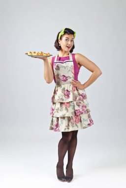 Nefis bisküvi ile güzel kadın.