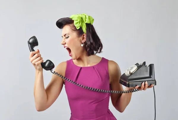 Молодая женщина кричит в телефон  . — стоковое фото