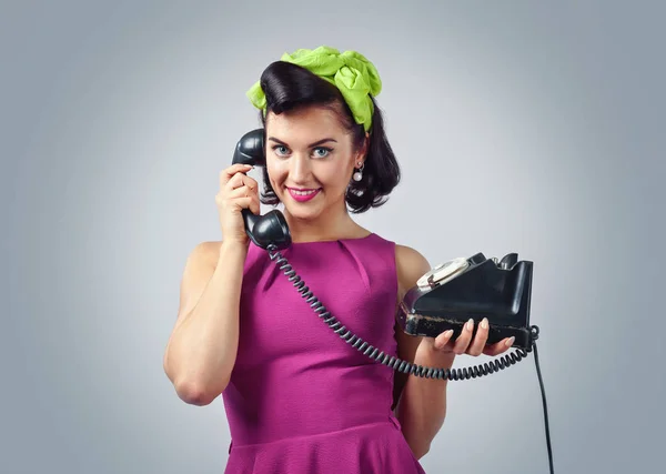 Hermosa mujer en estilo pin up con teléfono vintage . — Foto de Stock