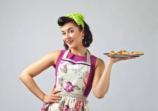 Belle femme avec des biscuits délicieux . — Photo