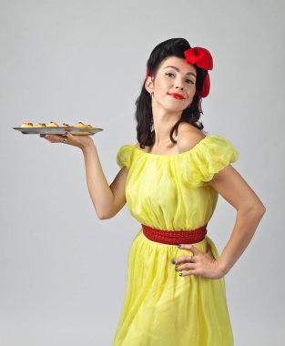 Nefis bisküvi ile güzel kadın.