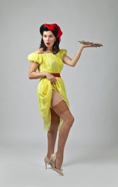 Nefis bisküvi ile güzel kadın.