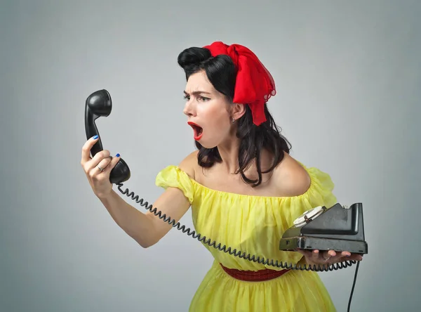 Νεαρή γυναίκα ουρλιάζοντας σε ένα τηλέφωνο . — Φωτογραφία Αρχείου