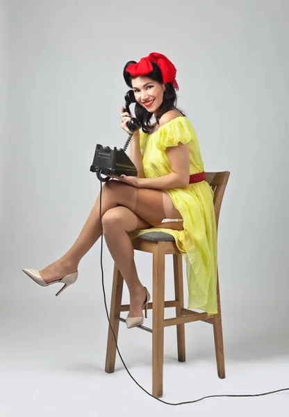 Mulher bonita falando via telefone vintage . — Fotografia de Stock