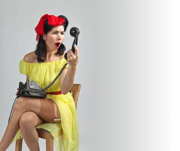 Young woman screaming into a phone . — Stock Photo, Image