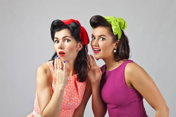 Schöne Frauen im Gespräch . — Stockfoto