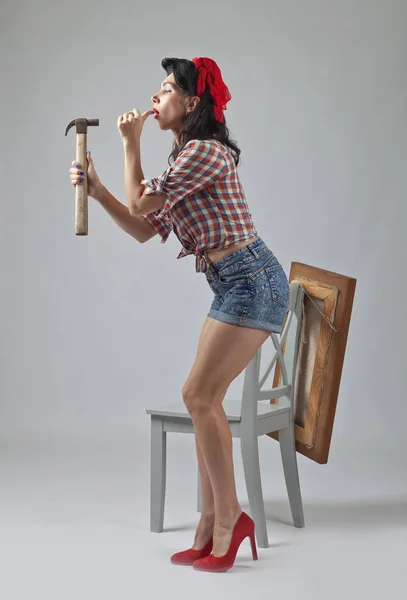Dívka s kladivem . — Stock fotografie