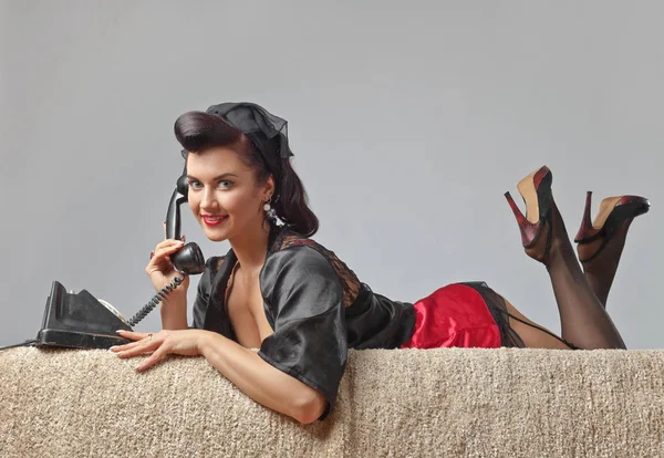 Schöne Frau, die über alte Telefone spricht. — Stockfoto