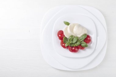 Domates ve yeşil Fesleğenli mozzarella.