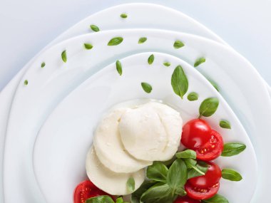 Domates ve yeşil Fesleğenli mozzarella.